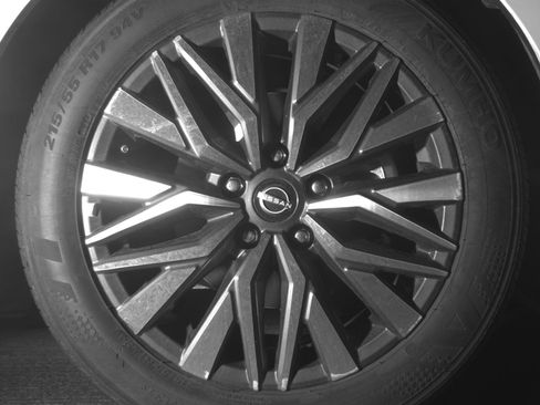 Used 2025 Nissan Altima 2.5 SV FWD image 13