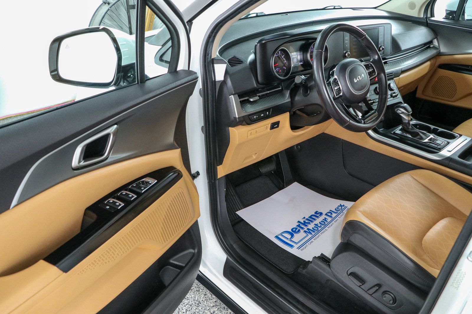 Used 2024 Kia Carnival LX FWD image 3