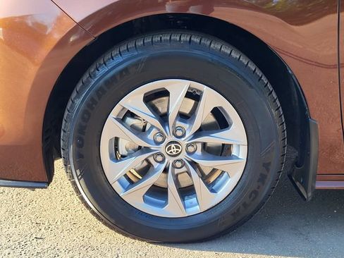 Used 2024 Toyota Sienna LE FWD image 10