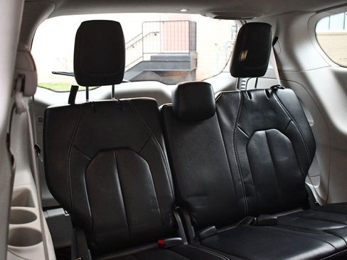 Used 2022 Chrysler Pacifica Touring-L image 28