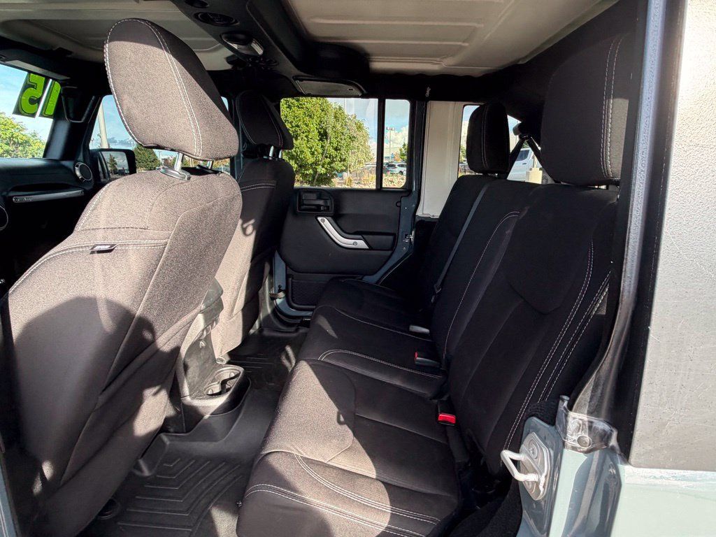 Used 2015 Jeep Wrangler Unlimited Rubicon w/ Connectivity Group AWD/4WD image 29