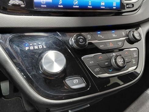 Certified 2025 Chrysler Pacifica Select FWD image 38