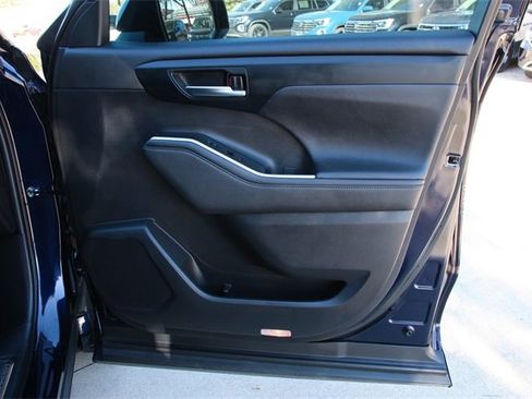 Used 2023 Toyota Highlander L image 28