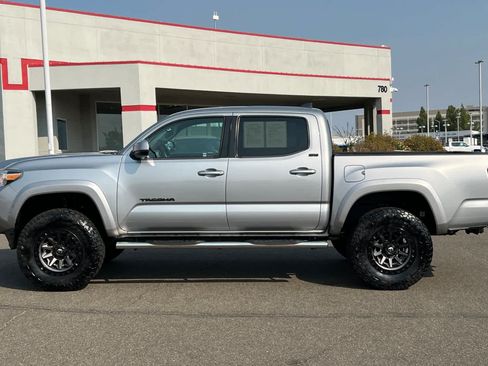 Used 2020 Toyota Tacoma SR5 w/ Blackout Package RWD image 9