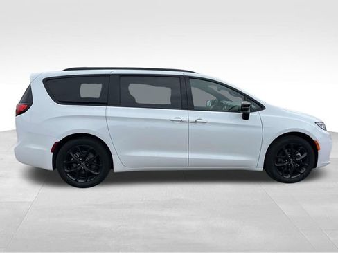 New 2026 Chrysler Pacifica Limited image 8
