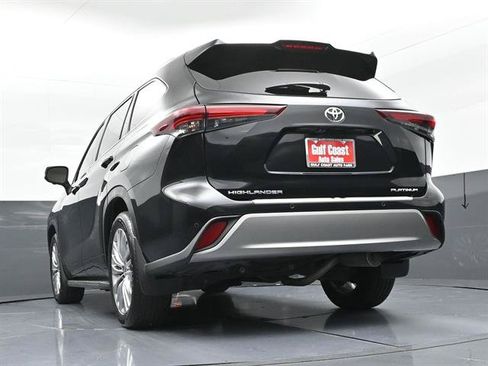 Certified 2024 Toyota Highlander Platinum FWD image 35