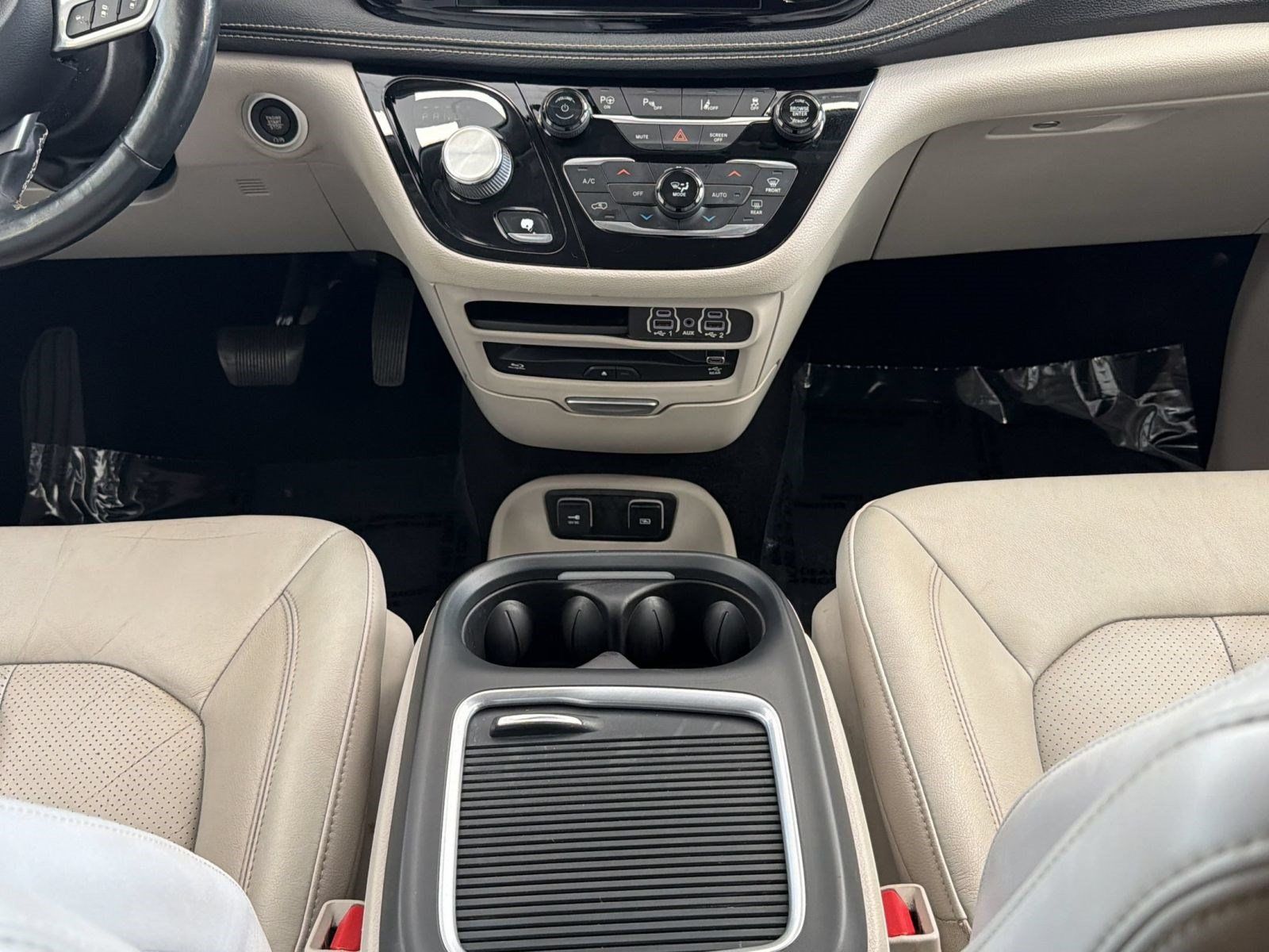 Used 2021 Chrysler Pacifica Touring-L w/ Uconnect Theater Family Group FWD image 18