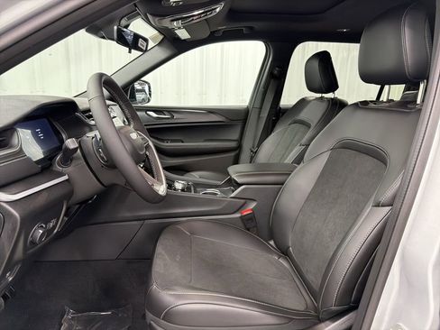 New 2025 Jeep Grand Cherokee L Altitude image 16