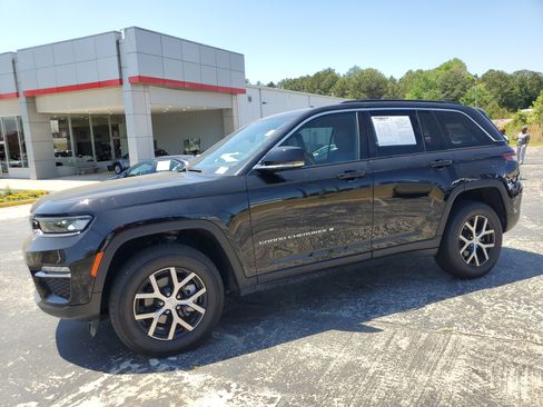Used 2024 Jeep Grand Cherokee Limited AWD/4WD image 3