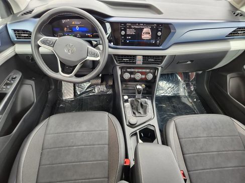 Used 2024 Volkswagen Taos SE image 2