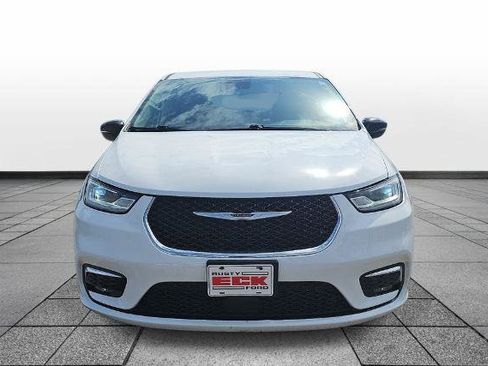 Used 2024 Chrysler Pacifica Touring-L FWD image 2