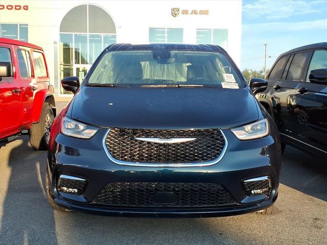 Used 2024 Chrysler Pacifica Limited w/ Uconnect Theater Family Group AWD/4WD image 12