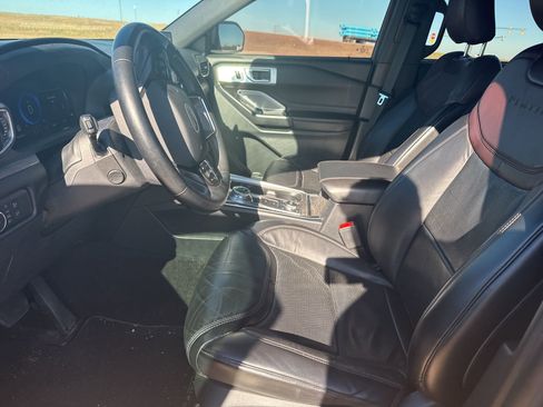 Used 2020 Ford Explorer Platinum w/ Premium Technology Package image 9