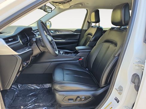 Used 2023 Jeep Grand Cherokee L Limited w/ Black Appearance Package image 9