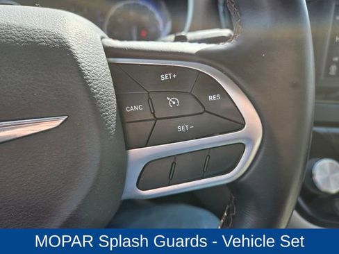 Used 2018 Chrysler Pacifica Touring-L FWD image 22