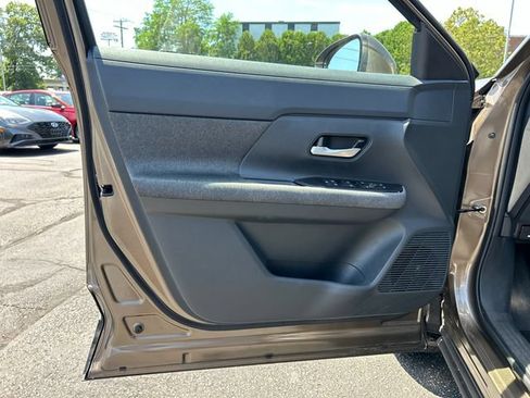 Certified 2025 Nissan Kicks SV AWD/4WD image 9