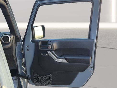 Used 2015 Jeep Wrangler Unlimited Rubicon image 16