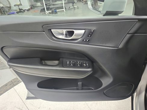 Used 2023 Volvo XC60 B5 Plus image 32