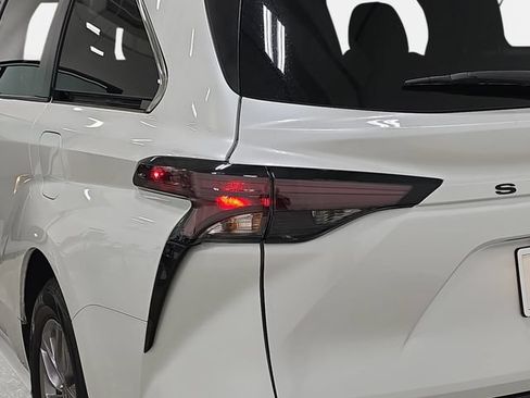 Certified 2023 Toyota Sienna XLE FWD image 31