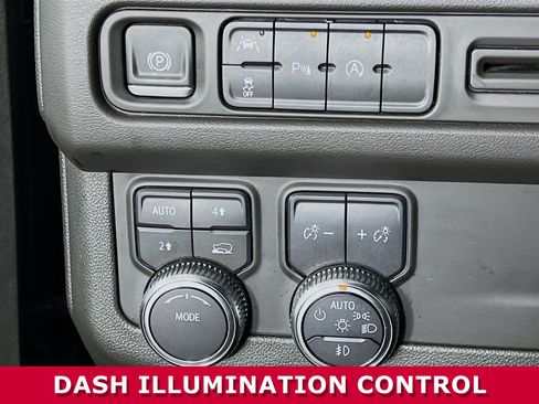 Used 2024 GMC Yukon XL SLT image 13