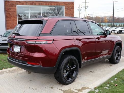 New 2025 Jeep Grand Cherokee Altitude image 30