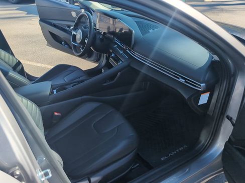 Used 2025 Hyundai Elantra Limited image 16