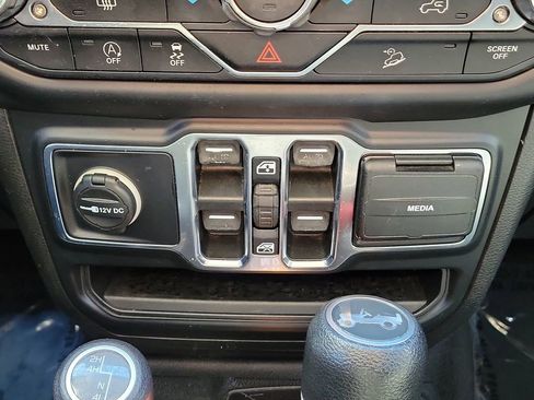 Used 2019 Jeep Wrangler Unlimited Sahara image 39