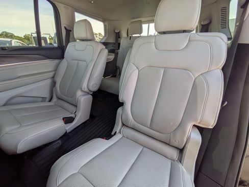 Used 2021 Jeep Grand Cherokee L Overland w/ Luxury Tech Group IV AWD/4WD image 15