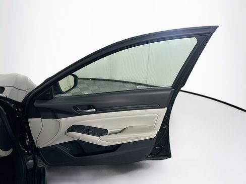 Used 2025 Nissan Altima 2.5 SV image 30