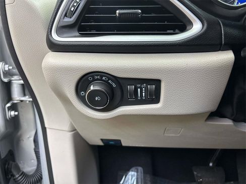 Used 2024 Chrysler Pacifica Touring-L image 24