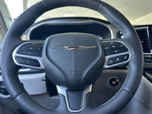 Used 2024 Chrysler Pacifica Limited FWD image 24