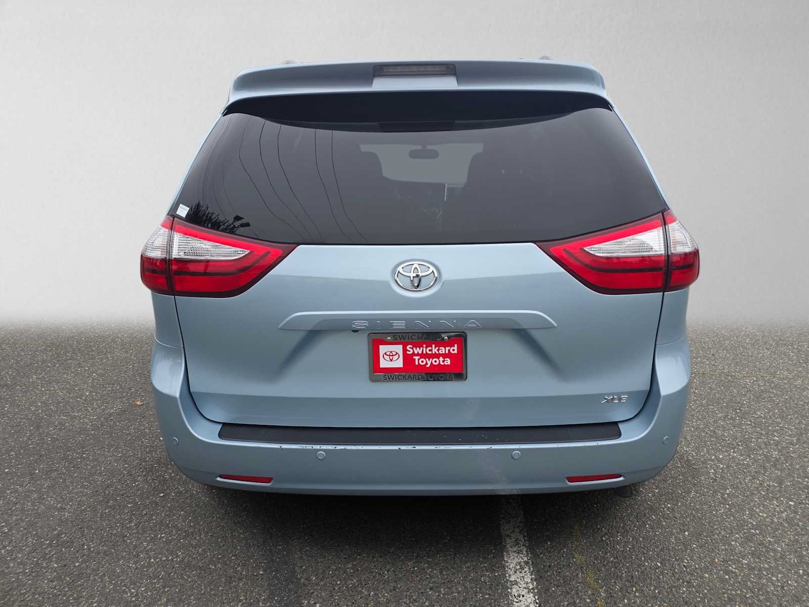 Used 2016 Toyota Sienna XLE w/ XLE Navigation Package FWD image 4