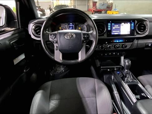 Certified 2017 Toyota Tacoma TRD Off-Road w/ Premium & Technology Package AWD/4WD image 6