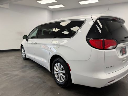 Used 2017 Chrysler Pacifica Touring w/ Tire & Wheel Group FWD image 21