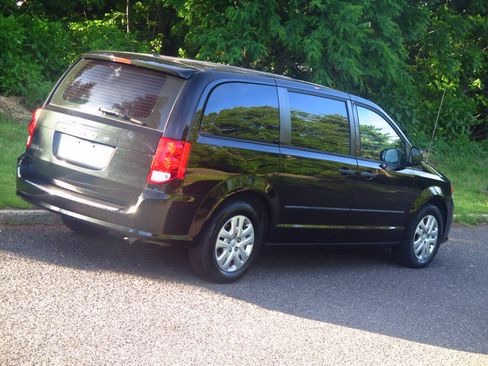 Used 2015 Dodge Grand Caravan American Value Package w/ UConnect Hands-Free Group FWD image 10