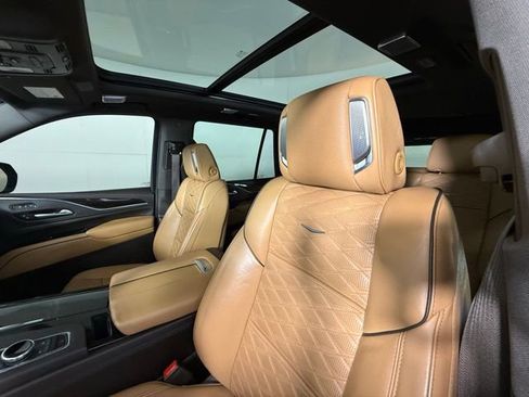 Certified 2023 Cadillac Escalade Sport w/ LPO, ONYX Package image 17