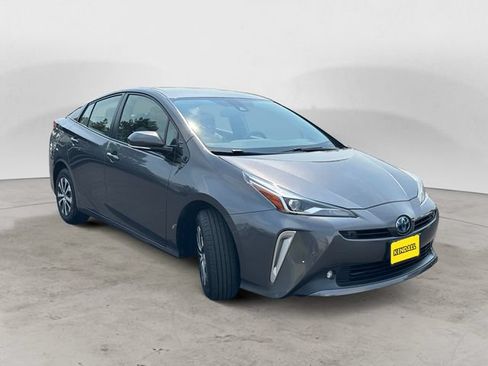 Used 2020 Toyota Prius LE AWD/4WD image 3
