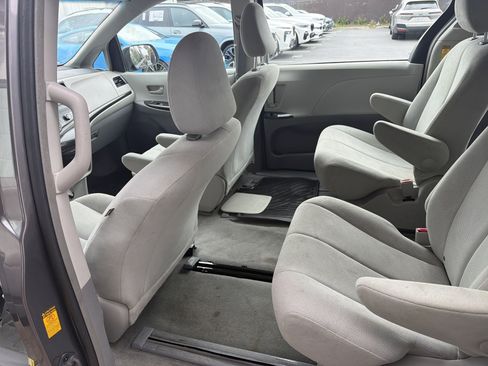 Used 2014 Toyota Sienna L image 67