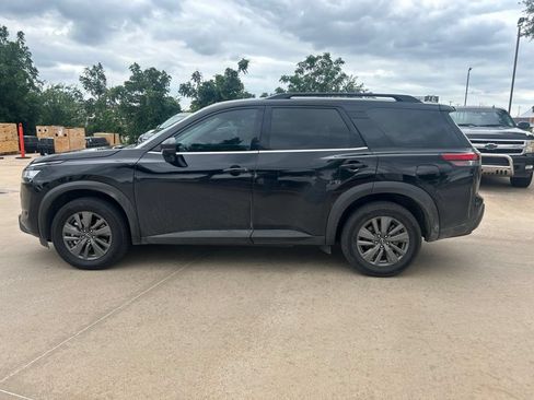 Used 2022 Nissan Pathfinder SV FWD image 2