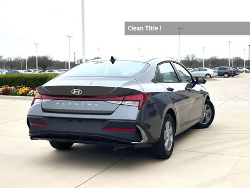Used 2025 Hyundai Elantra SE image 5