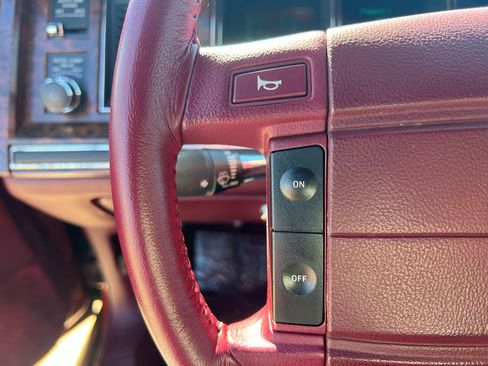 Used 1990 Lincoln Town Car image 59