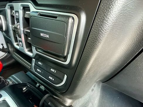 Used 2022 Jeep Wrangler Unlimited Sahara AWD/4WD image 32