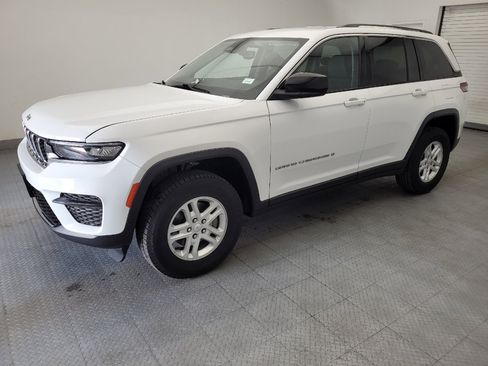 Used 2023 Jeep Grand Cherokee Laredo AWD/4WD image 2