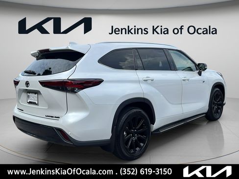 Used 2026 Toyota Highlander Limited AWD/4WD image 3
