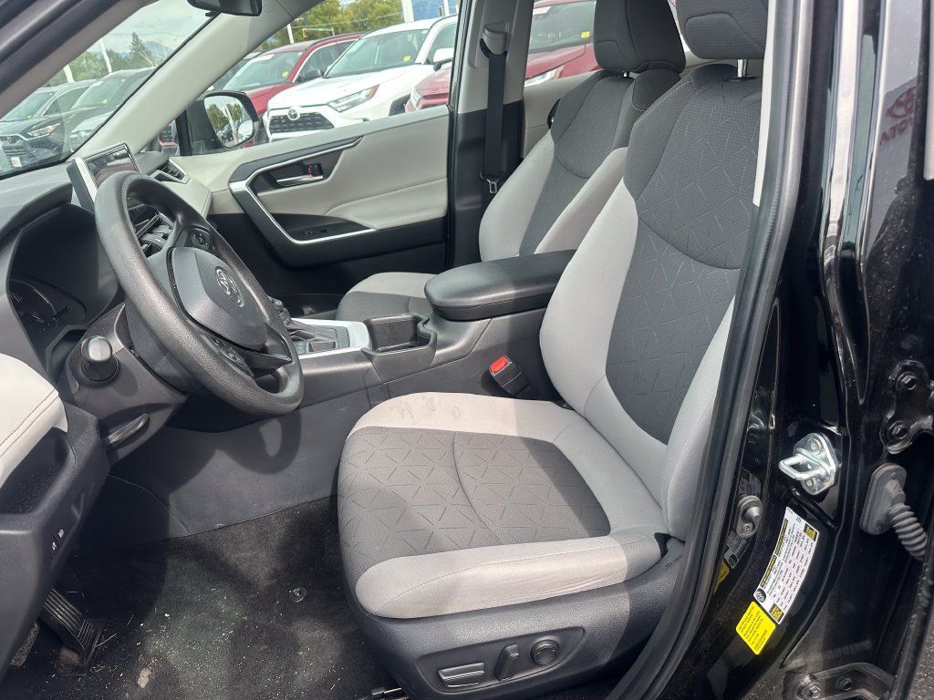 Used 2025 Toyota RAV4 XLE AWD/4WD image 4