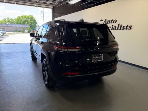 Used 2025 Jeep Grand Cherokee Altitude AWD/4WD image 4
