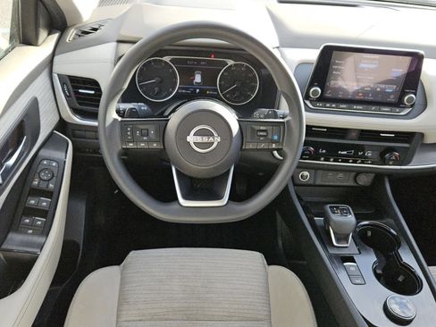 Used 2023 Nissan Rogue SV image 5