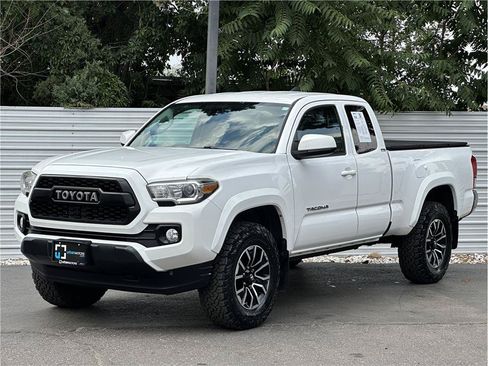 Used 2017 Toyota Tacoma SR5 w/ Tow Package AWD/4WD image 6