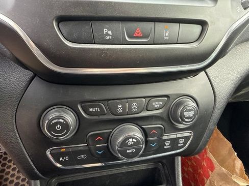 Used 2021 Jeep Cherokee Trailhawk AWD/4WD image 12