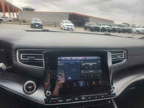 Used 2024 Jeep Wagoneer Series II w/ Flexible Seating Group image 19